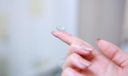 Lentille de contact tenu par un doigt
